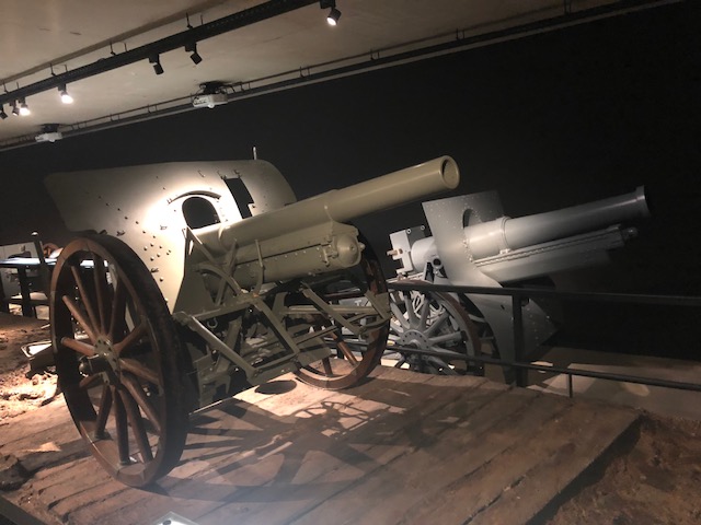 Canons exposés au Mémorial de Verdun 