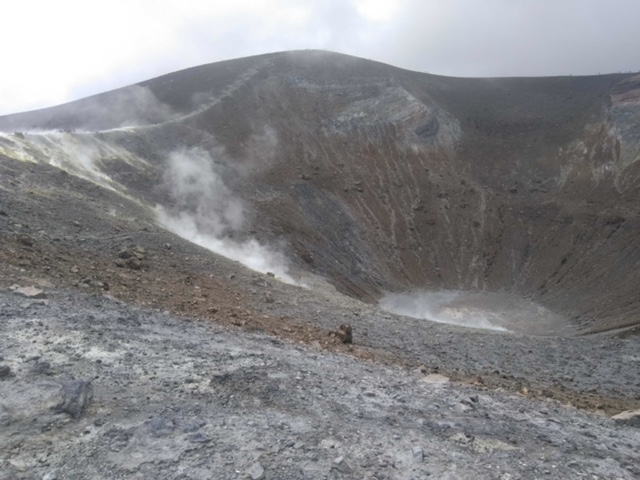 Fumerolles dans le cratère à Vulcano le 8 juin
