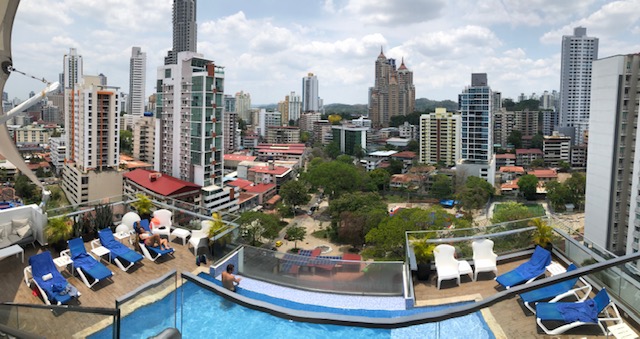 Dernier passage au bord de la piscine de l'hôtel sur le toit terrasse, le 15 avril