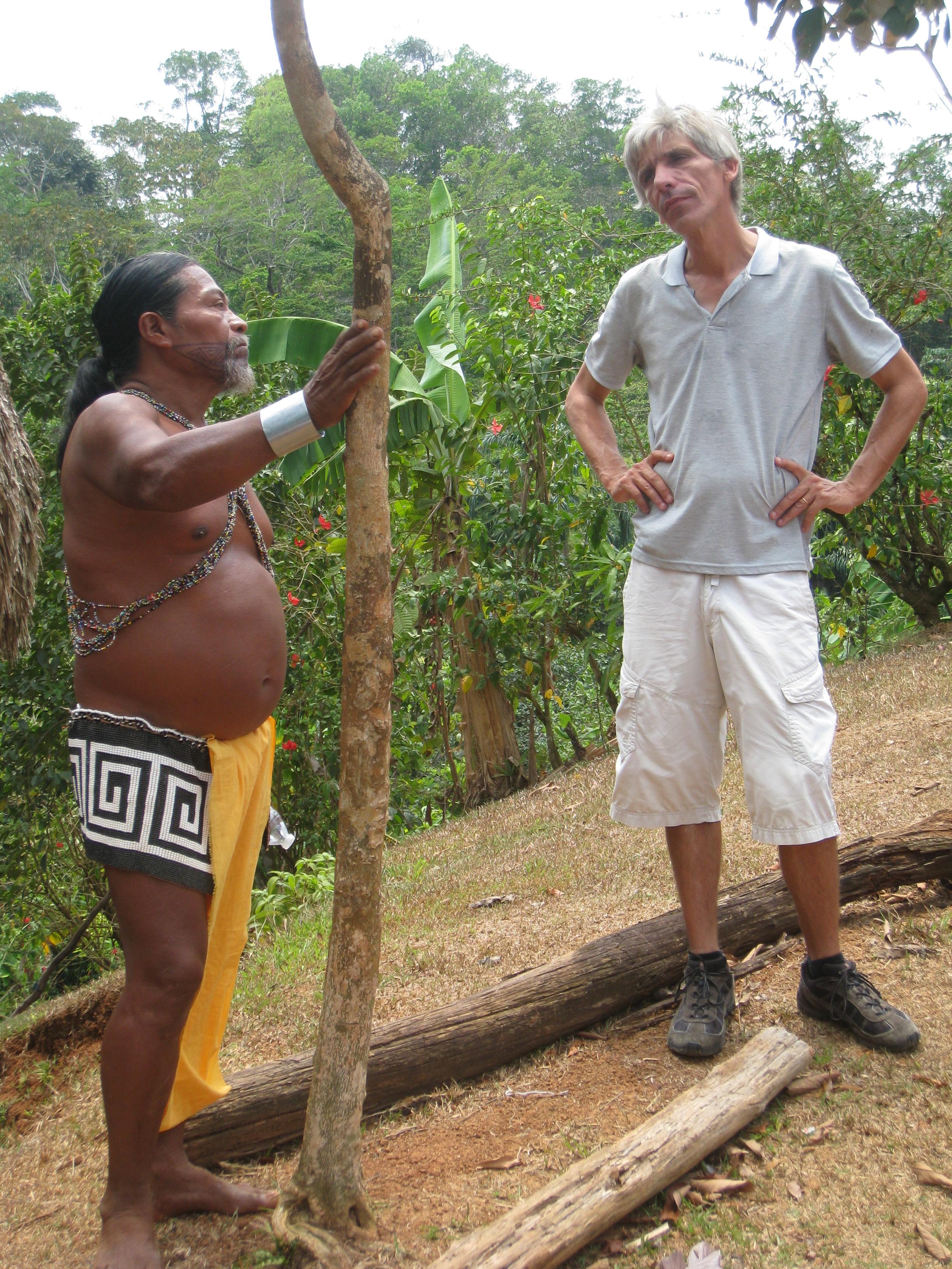 Eric notre guide, très attentif au cours de médecine botanique