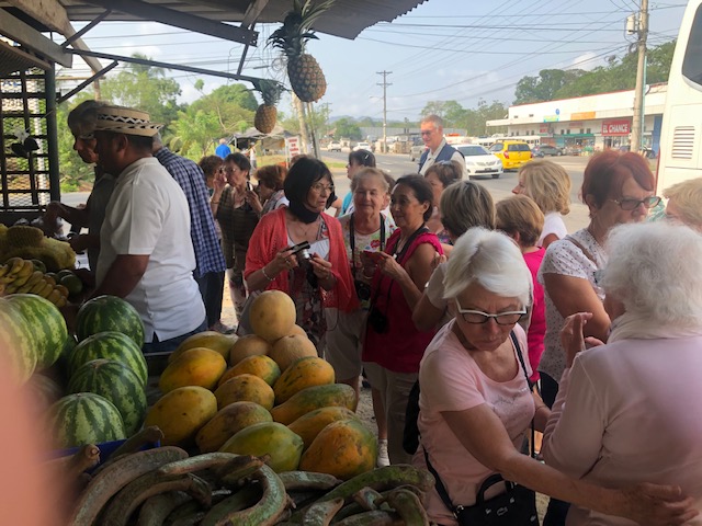 Halte au marché local sur la route d'Embera le 14 avril