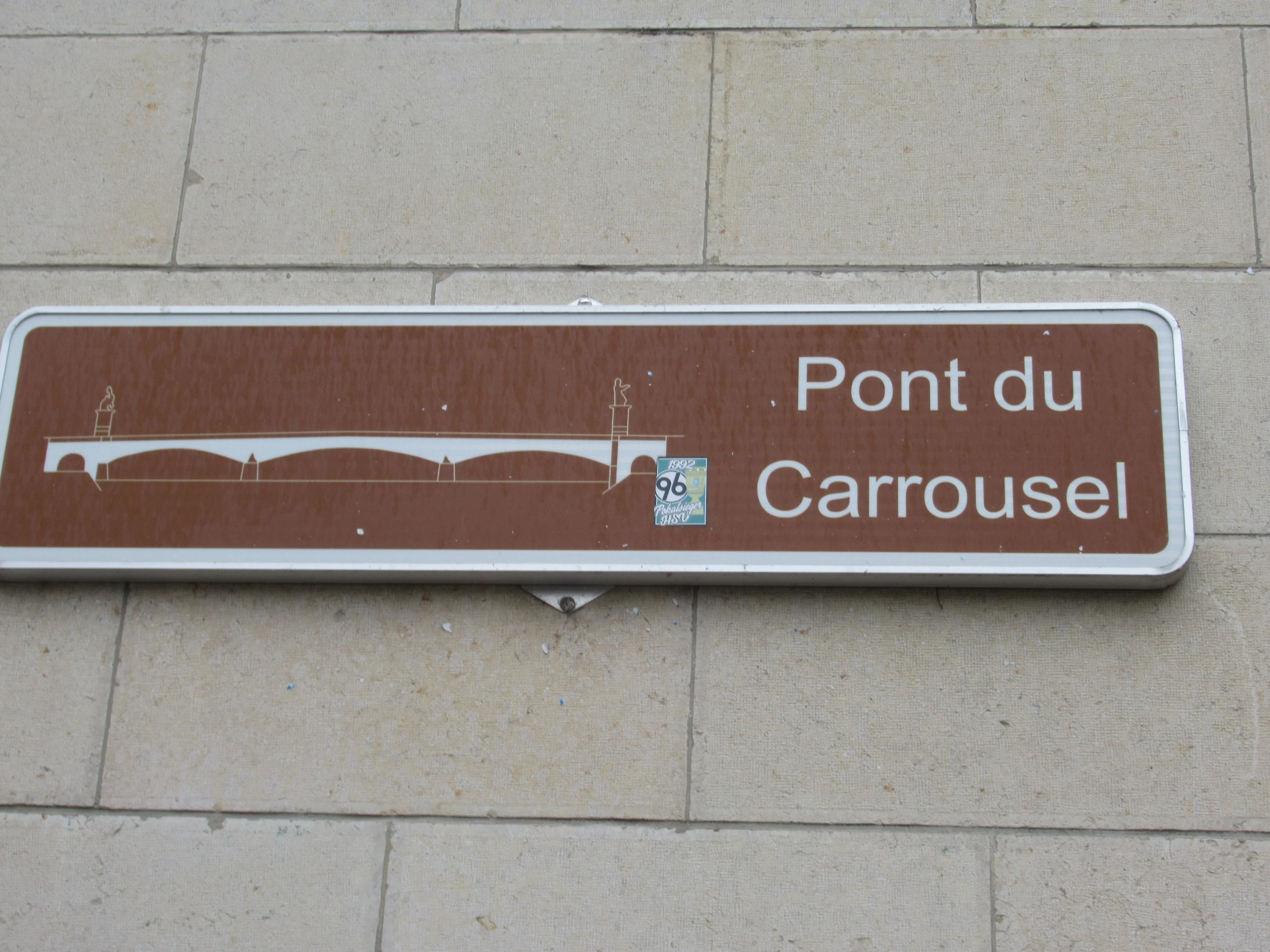 traverse la Seine entre le quai des Tuileries et le quai Voltaire