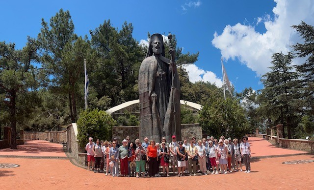 Groupe sous la statue de Mgr MAKARIOS