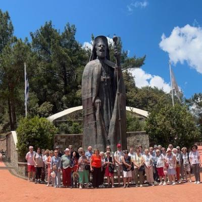Groupe sous la statue de Mgr MAKARIOS