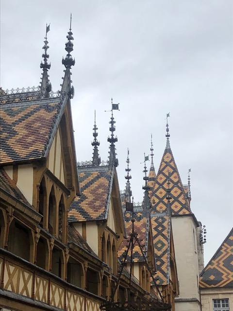 Le magnifique toit en tuiles vernissées des hospices de Beaune 