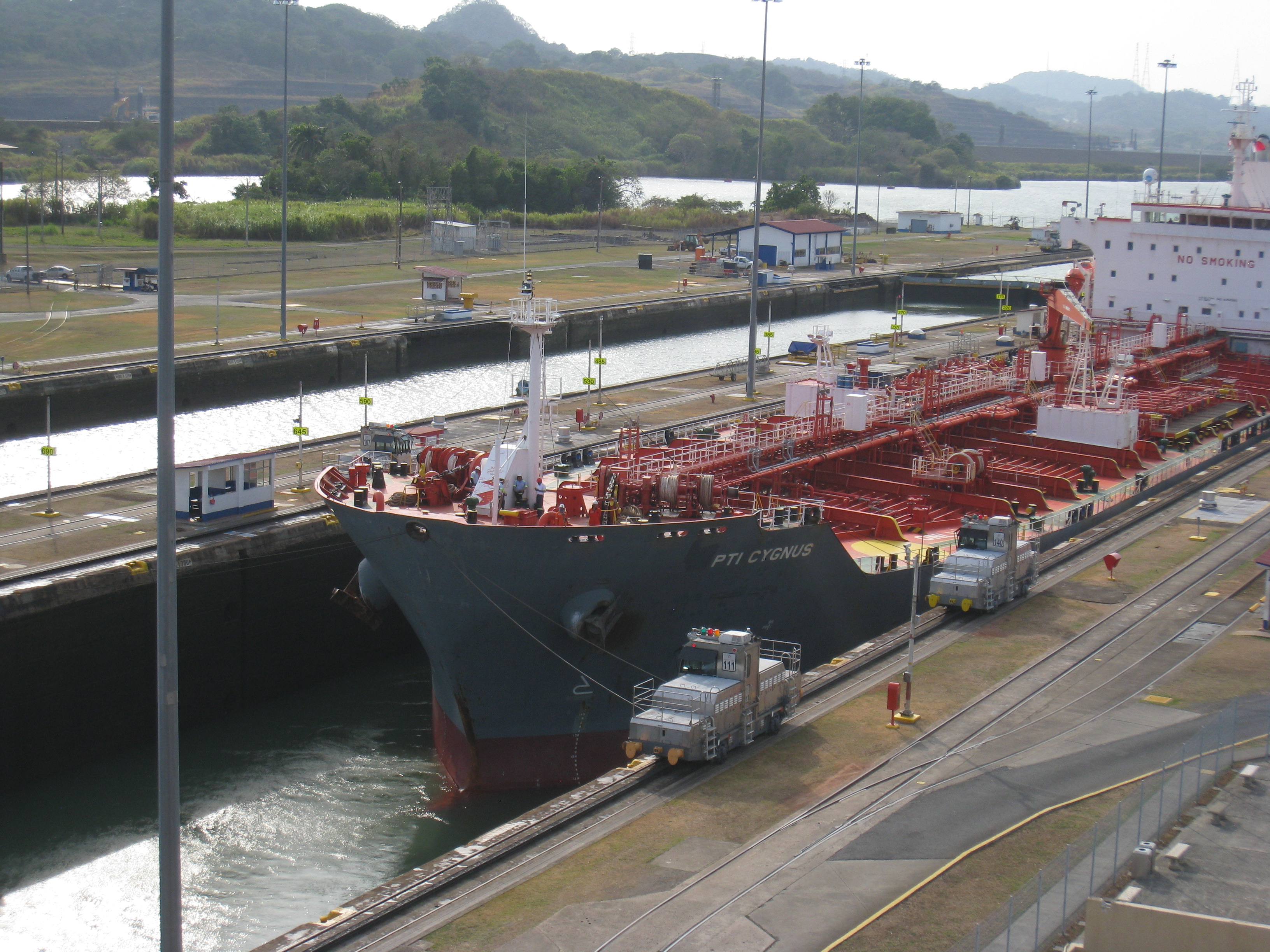 Le passage d'une écluse à Miraflores