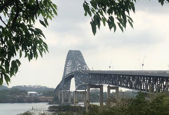 Le pont des Amériques, premier pont construit sur le canal, le 13 avril