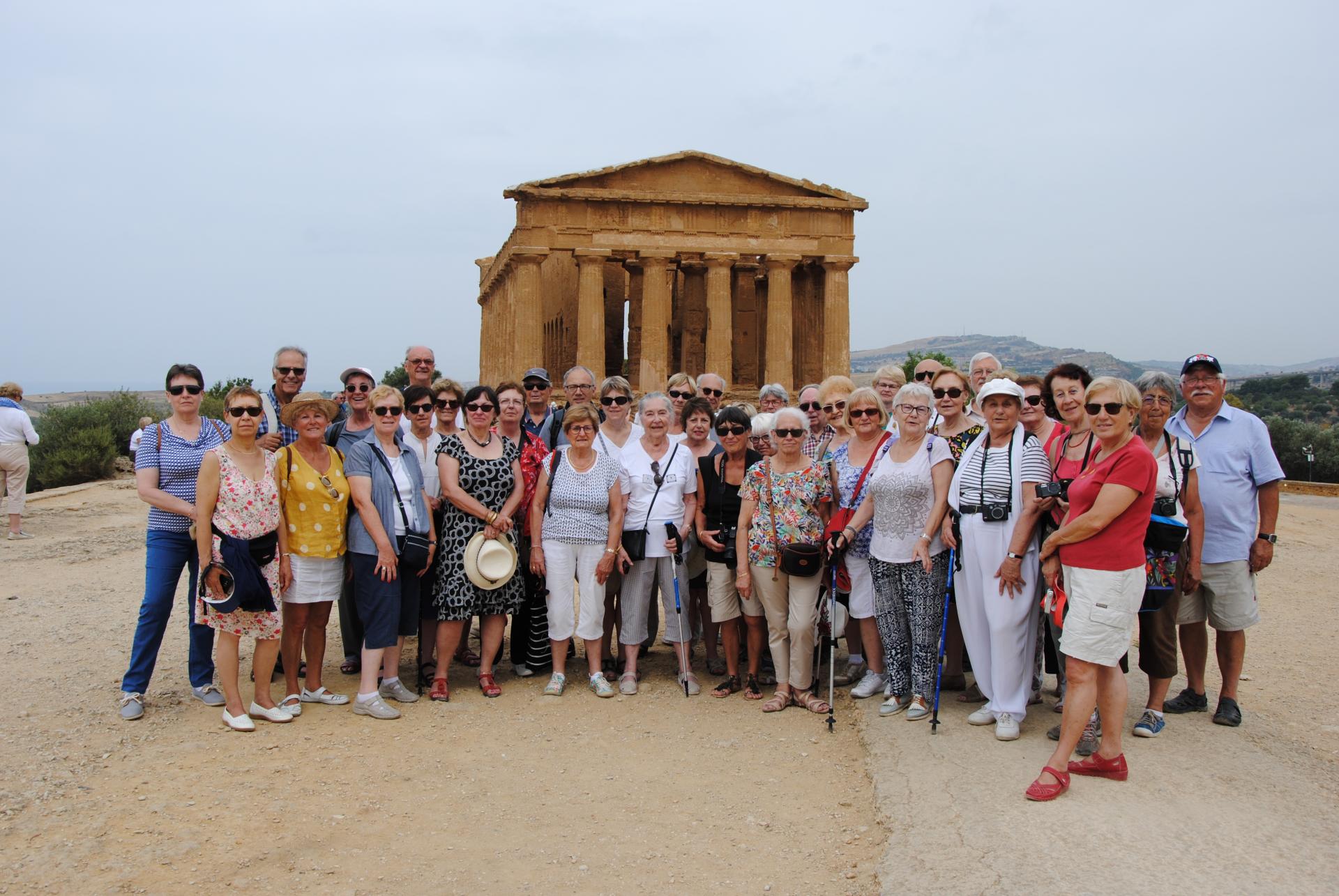 Photo de groupe au temple de la Concorde à Agrigente le 4 juin