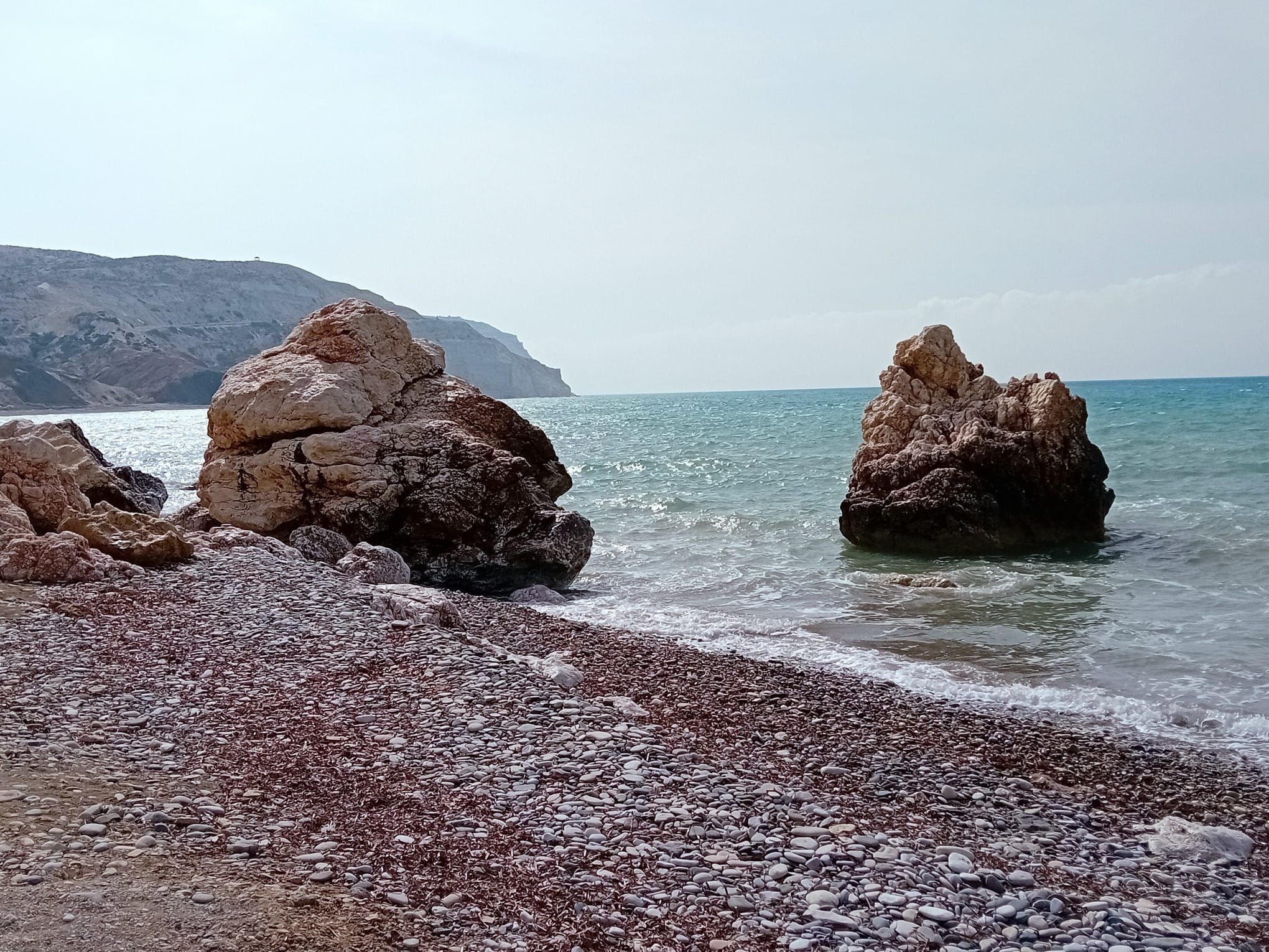 Rocher où serait née Aphrodite (à droite)