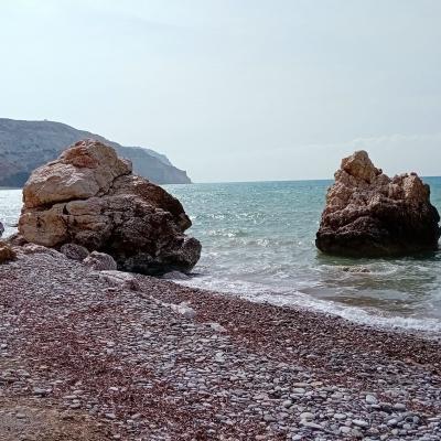 Rocher où serait née Aphrodite (à droite)