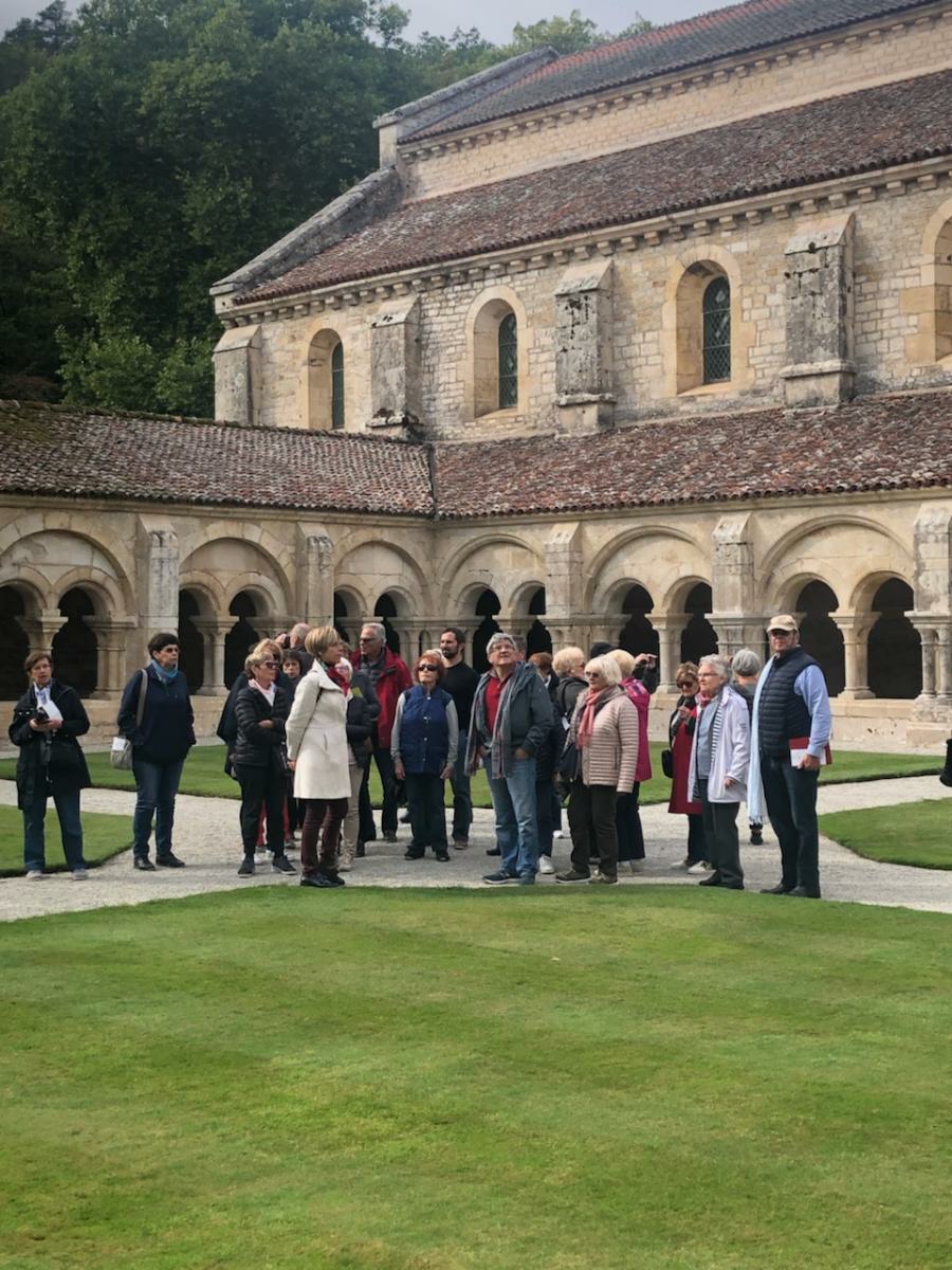 Un groupe bien attentif dans le cloître de l'Abbaye