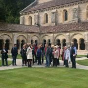 Un groupe bien attentif dans le cloître de l'Abbaye